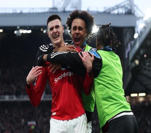 萨拉赫场边,欢声笑语,与队友伊萨,米兰,MiLan,米兰体育官网,米兰官网,米兰体育下载